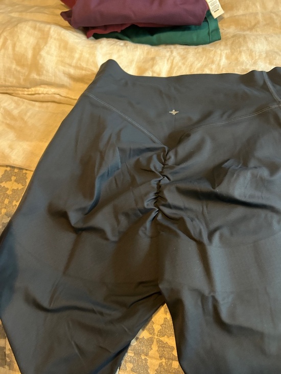 HALARA Pants - HALARA Seam-Detail Performance Leggings in Charcoal and Black